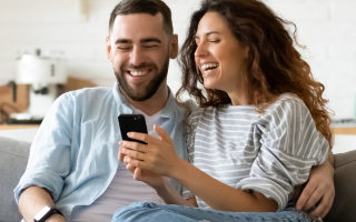 Fondo de cabecera móvil - pareja abrazada